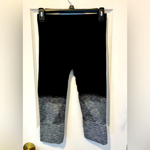 Lululemon Color Block Cropped Legging / Yoga Pant - Picture 2 of 2